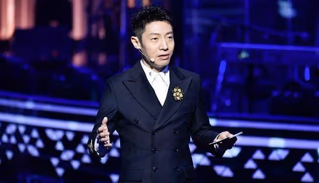 48歲撒貝寧再次被保送，央視連續發文祝賀，直播間露面滿臉幸福