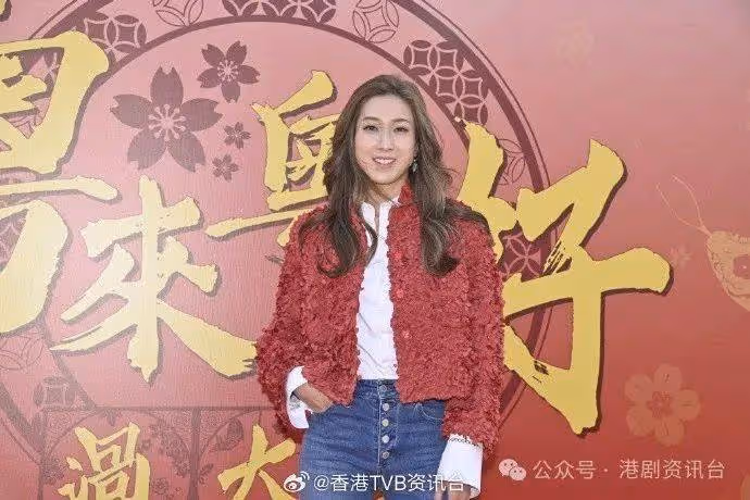 鍾嘉欣病足3星期頂硬上唱歌！周柏豪農曆新年留港陪家人度歲
