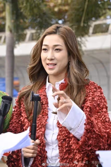 鍾嘉欣病足3星期頂硬上唱歌！周柏豪農曆新年留港陪家人度歲