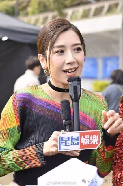 鍾嘉欣病足3星期頂硬上唱歌！周柏豪農曆新年留港陪家人度歲