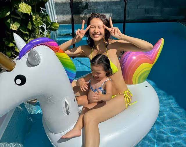 香港知名女星上圍突然變豐滿，遭質疑墊了胸墊，身材消瘦胸骨嚇人