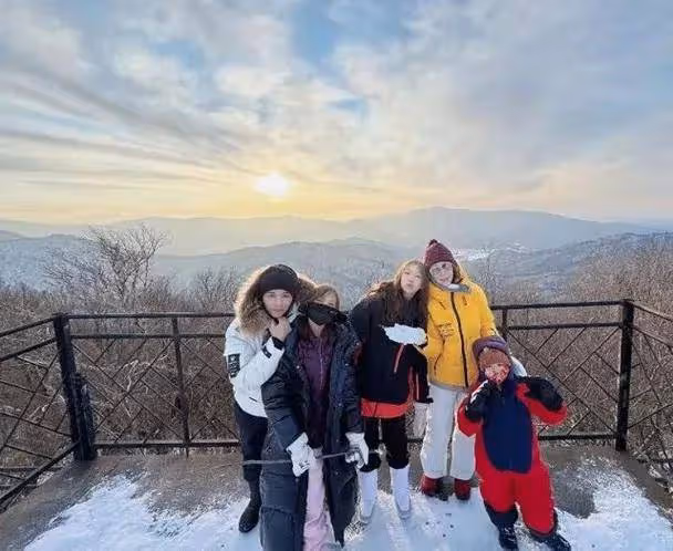 TVB視後一家五口去哈爾濱玩雪,享受親子時光,夫妻二人苦盡甘