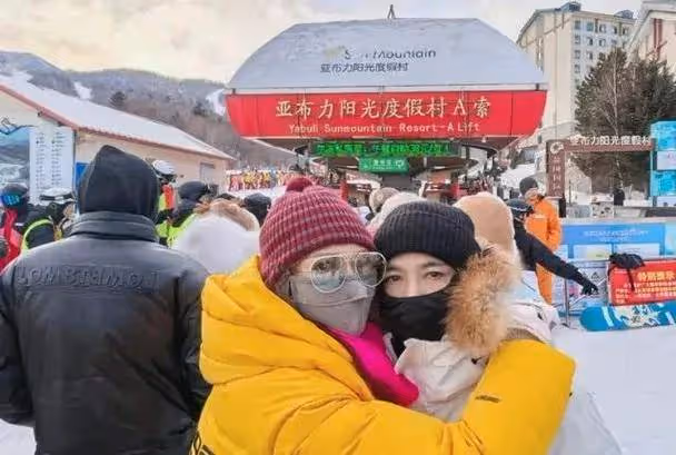 TVB視後一家五口去哈爾濱玩雪,享受親子時光,夫妻二人苦盡甘