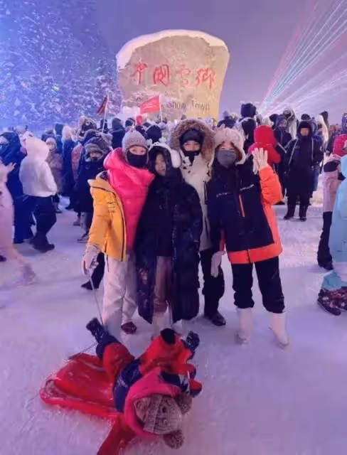 TVB視後一家五口去哈爾濱玩雪,享受親子時光,夫妻二人苦盡甘