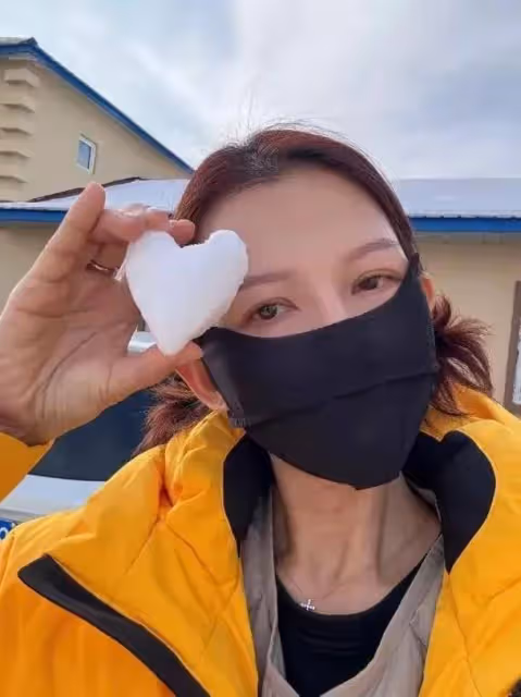 TVB視後一家五口去哈爾濱玩雪,享受親子時光,夫妻二人苦盡甘
