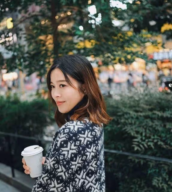 感情深厚!TVB實力女星為圈中姐妹慶生,挺9個月孕肚胖了30磅