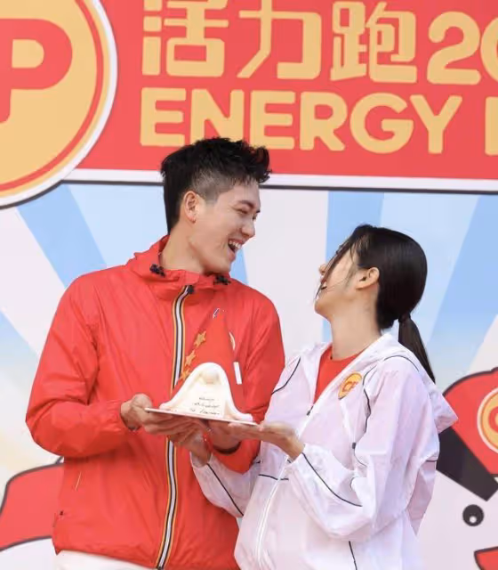 被指得知妻子懷孕反應平淡!TVB前港姐冠軍高情商護夫,網民盛讚