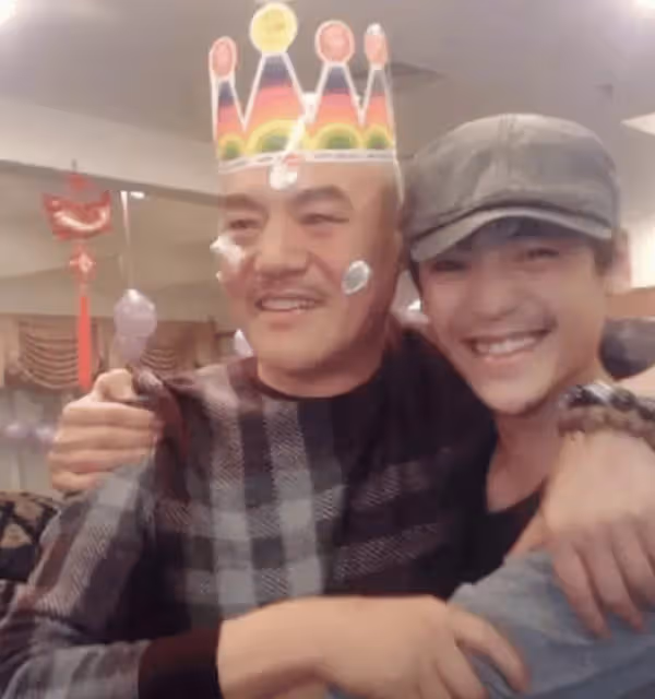 國家一級演員：寧可凈身出戶也要離婚，領完證又抱著兒子當街痛哭，如今怎麼樣了？