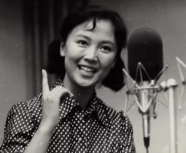 她與丈夫恩愛45年零緋聞，如今直面衰老，比刻意扮嫩更美