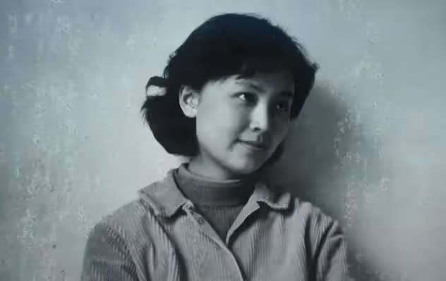 她與丈夫恩愛45年零緋聞，如今直面衰老，比刻意扮嫩更美