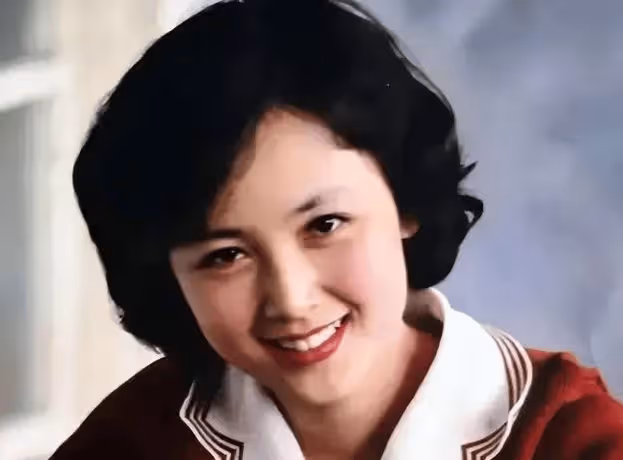 她與丈夫恩愛45年零緋聞，如今直面衰老，比刻意扮嫩更美