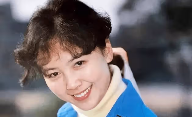 她與丈夫恩愛45年零緋聞，如今直面衰老，比刻意扮嫩更美