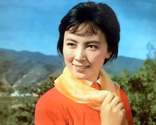 她與丈夫恩愛45年零緋聞，如今直面衰老，比刻意扮嫩更美