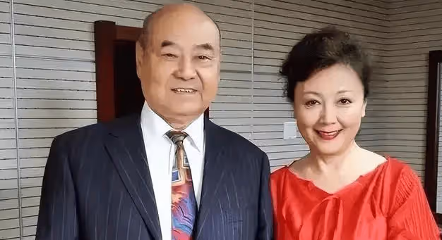她與丈夫恩愛45年零緋聞，如今直面衰老，比刻意扮嫩更美