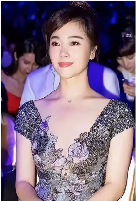 左小青太豐滿了,穿小白裙都兜不住好身材,我感慨資本果然會選