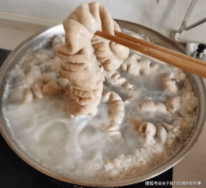 清洗豬大腸,不用鹽不用鹼,教你一個妙招,大腸無腥臭味特乾淨