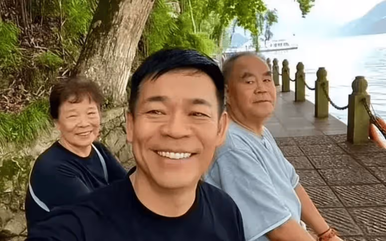孫浩:26歲上春晚走紅,得罪楊坤20年不敢說話,56歲仍未婚未育