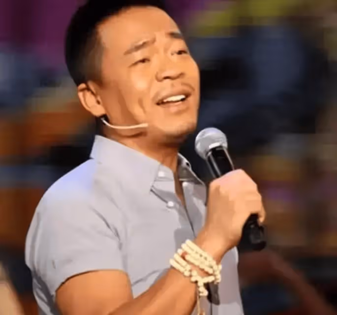 孫浩:26歲上春晚走紅,得罪楊坤20年不敢說話,56歲仍未婚未育
