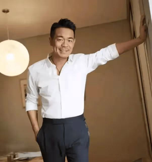 孫浩:26歲上春晚走紅，得罪楊坤20年不敢說話，56歲仍未婚未育