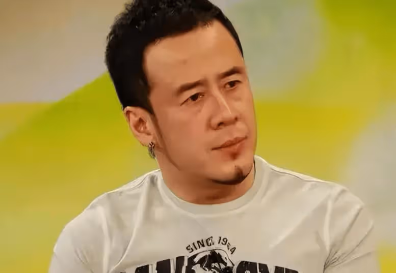孫浩:26歲上春晚走紅，得罪楊坤20年不敢說話，56歲仍未婚未育