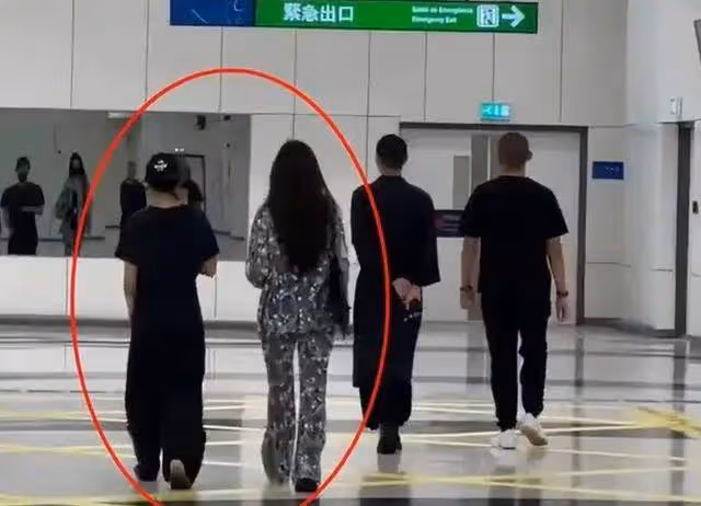 曝王菲女兒竇靖童與宋妍霏秘戀,兩人多次同游被偶遇,還扒出超多情侶款