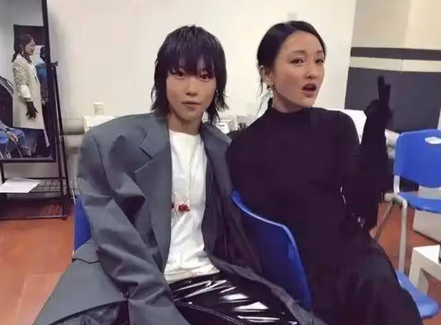曝王菲女兒竇靖童與宋妍霏秘戀,兩人多次同游被偶遇,還扒出超多情侶款