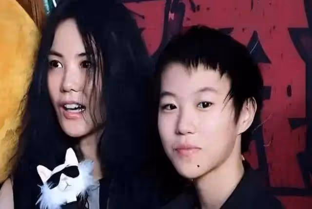 曝王菲女兒竇靖童與宋妍霏秘戀,兩人多次同游被偶遇,還扒出超多情侶款