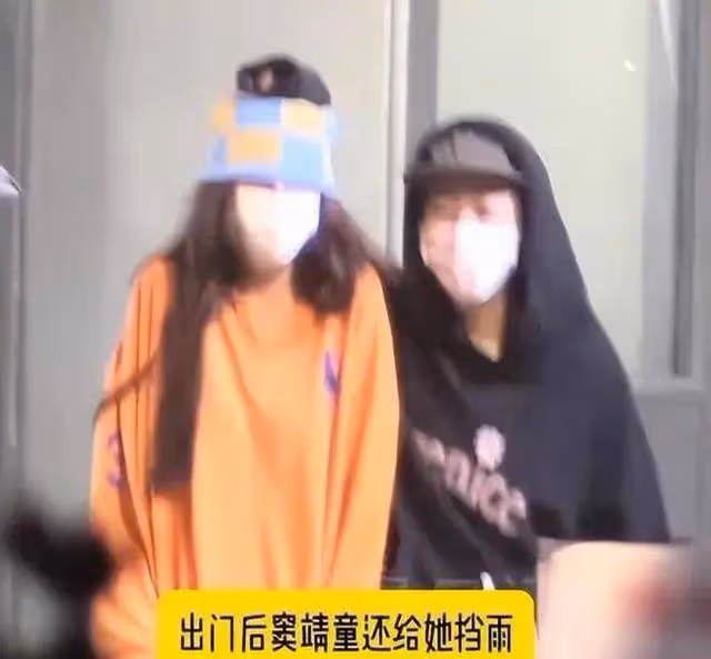 曝王菲女兒竇靖童與宋妍霏秘戀,兩人多次同游被偶遇,還扒出超多情侶款