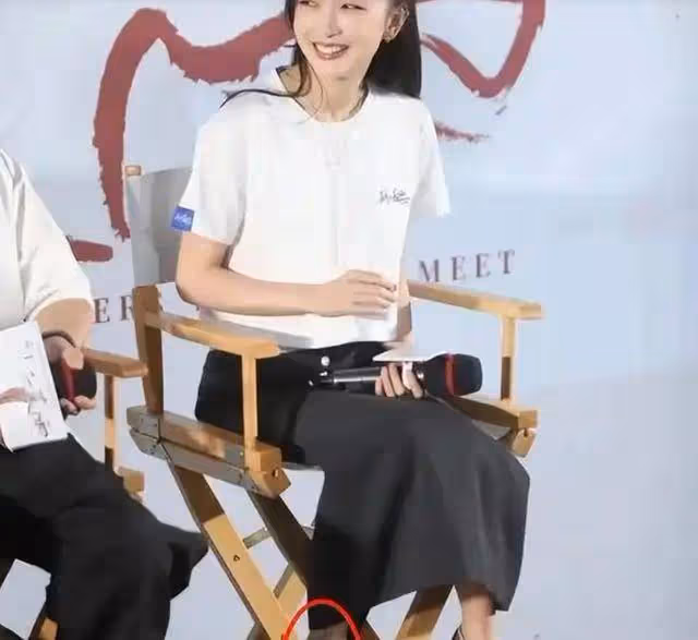 曝王菲女兒竇靖童與宋妍霏秘戀,兩人多次同游被偶遇,還扒出超多情侶款