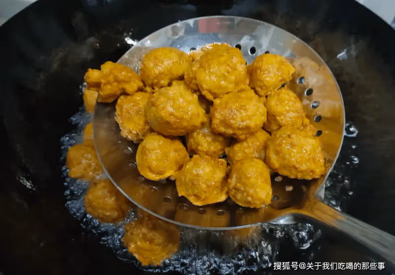 炸丸子,記住不要放麵粉和澱粉,教你正確做法,丸子出鍋外酥里嫩