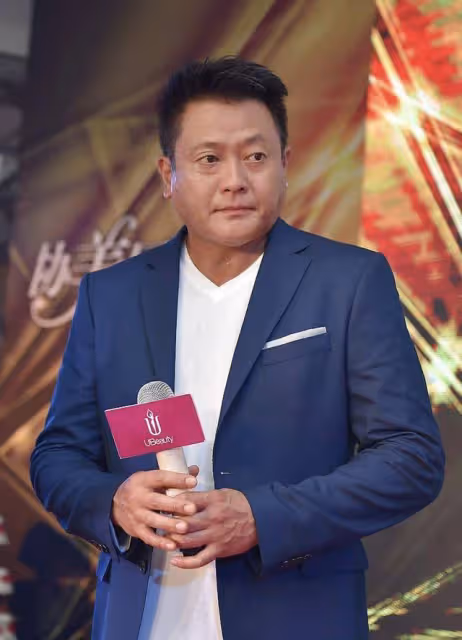 知名港星近況曝光!身形臃腫帥氣形象不再,單膝跪地撿零錢太狼狽