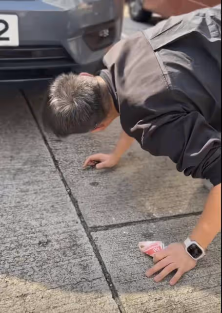 知名港星近況曝光!身形臃腫帥氣形象不再,單膝跪地撿零錢太狼狽