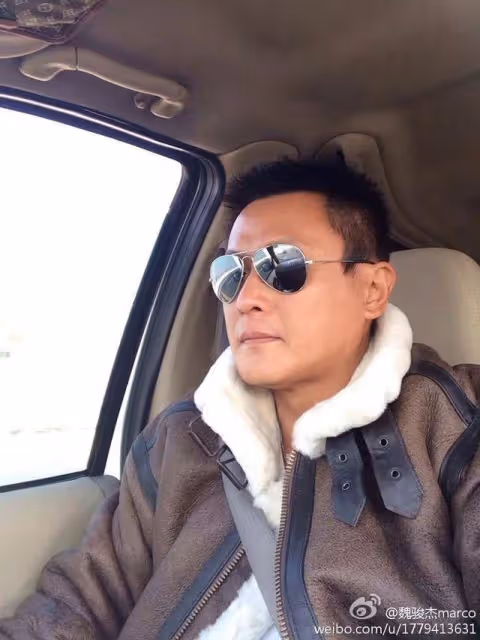 知名港星近況曝光!身形臃腫帥氣形象不再,單膝跪地撿零錢太狼狽