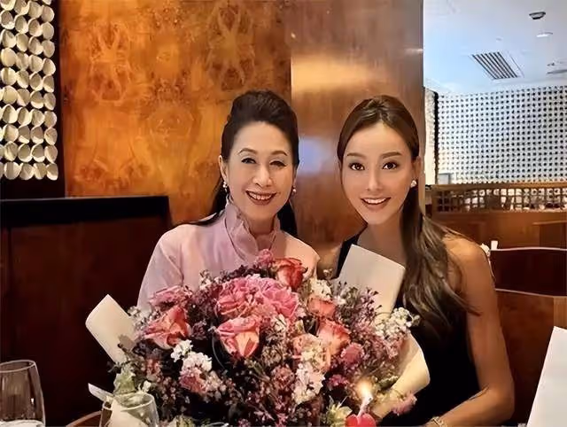 知名港星近況曝光!身形臃腫帥氣形象不再,單膝跪地撿零錢太狼狽