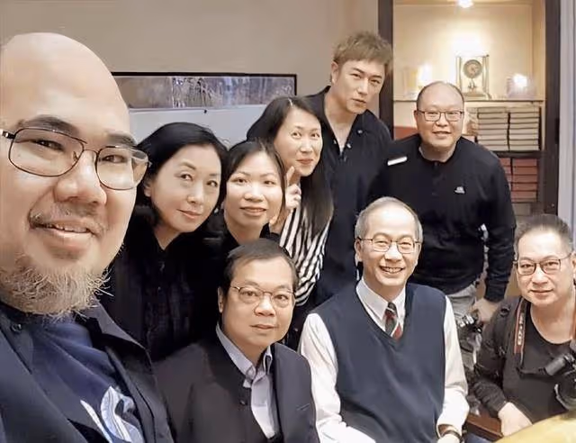 一路走好!香港知名男星父親不幸離世,親自目送靈柩推入火化爐