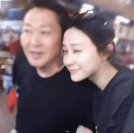 TVB港姐小花沉痛髮長文悼念父親！稱爸爸當菸民30年為了吻女兒戒菸