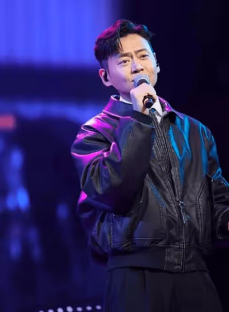 TVB小花廣州首場個唱險遭走光!離巢男星救場解尷尬!發文:衣服差點飛掉