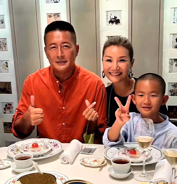 與江珊分手後單身12年,51歲迎娶小16歲富婆,老來得子家庭圓滿