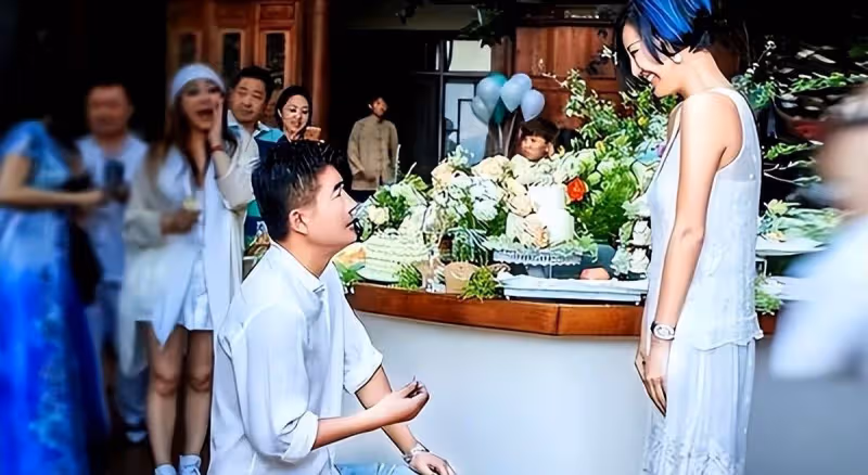 與江珊分手後單身12年,51歲迎娶小16歲富婆,老來得子家庭圓滿