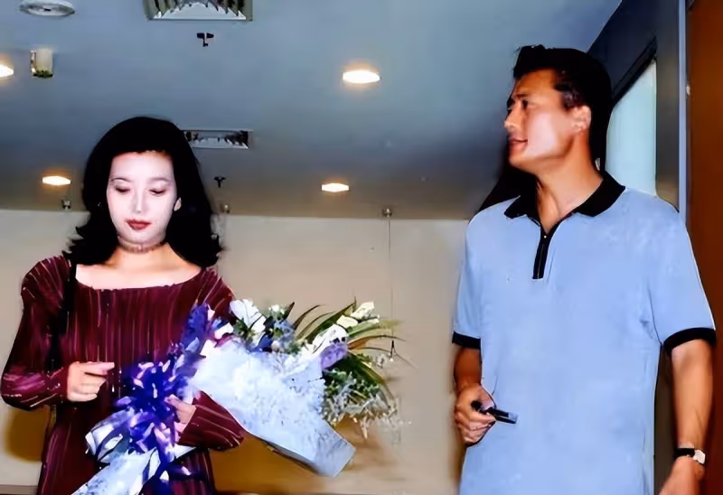 與江珊分手後單身12年,51歲迎娶小16歲富婆,老來得子家庭圓滿
