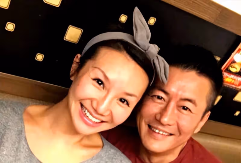 與江珊分手後單身12年,51歲迎娶小16歲富婆,老來得子家庭圓滿