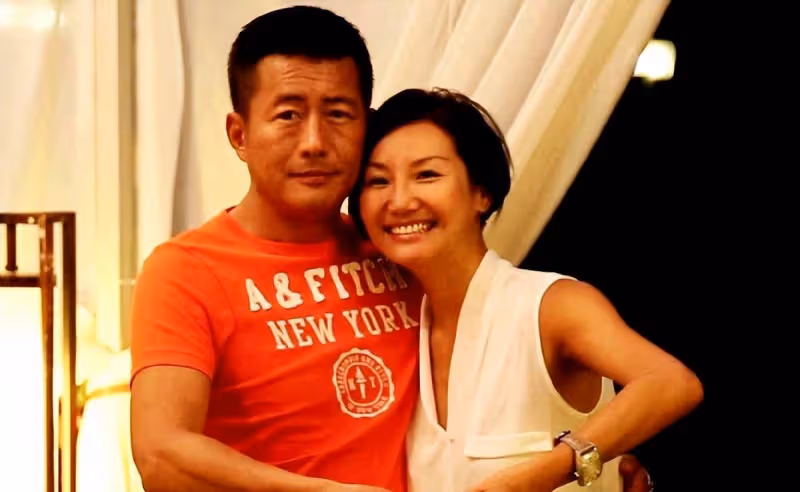 與江珊分手後單身12年,51歲迎娶小16歲富婆,老來得子家庭圓滿