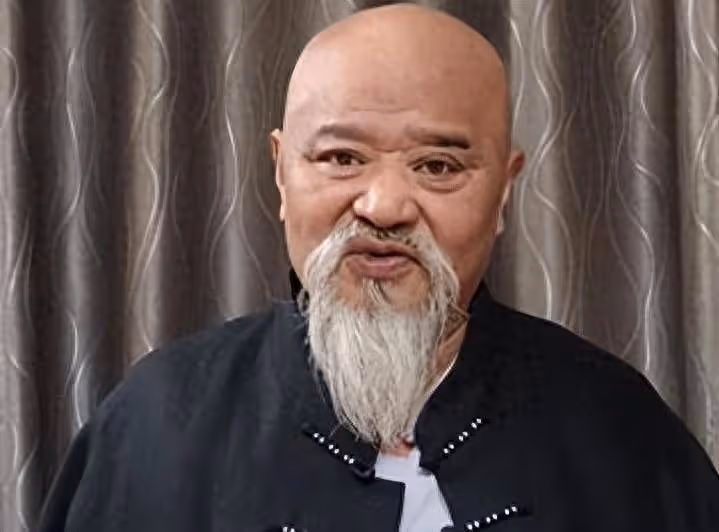 每天喝酒吃肉抽菸一個都不落的李琦,早已走上了一條「不歸路」