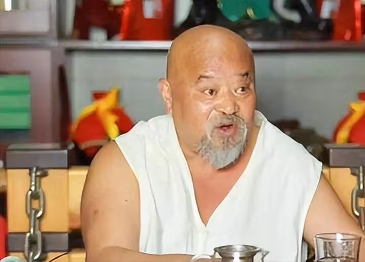 每天喝酒吃肉抽菸一個都不落的李琦,早已走上了一條「不歸路」