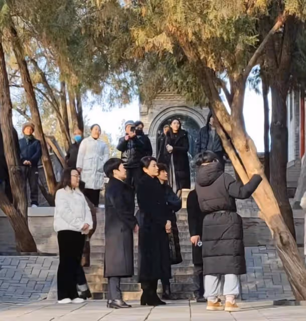 周濤霸氣十足現身邯鄲,卻被「雞窩頭」搶盡風頭!評論區笑到打嗝