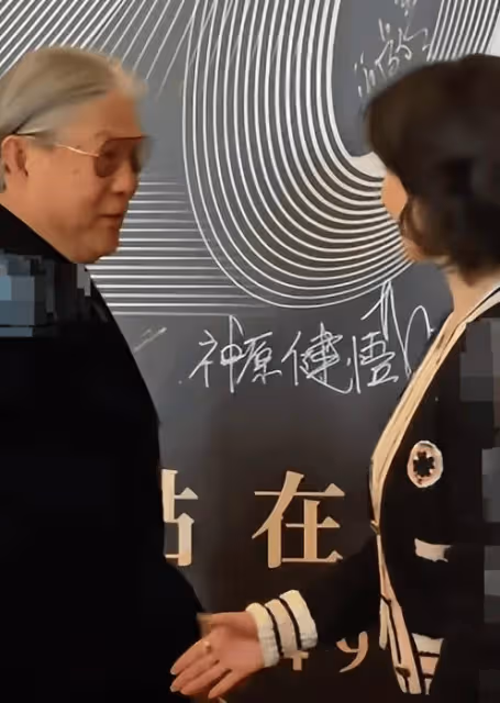 何超瓊主動與霍震霆握手,卻遭對方無視,他憑什麼這麼狂?