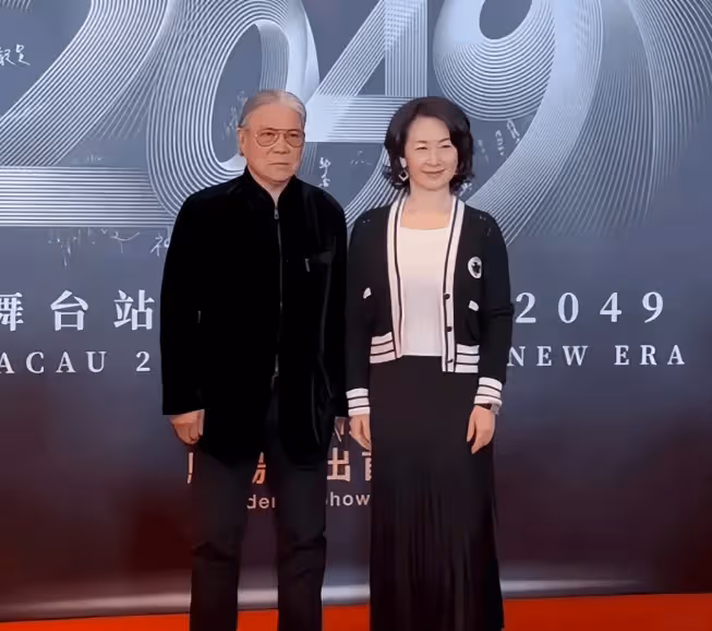 何超瓊主動與霍震霆握手,卻遭對方無視,他憑什麼這麼狂?