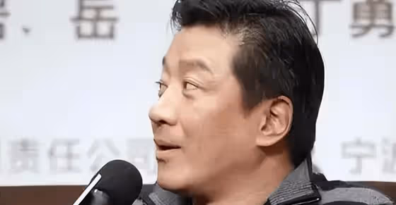 丁勇岱去日本探望母親,母子感情深厚笑容滿面,一家人溫馨又幸福