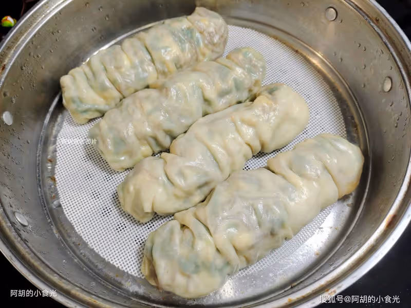 天冷不想炒菜,就喜歡這樣蒸一鍋!皮薄餡足、一口滿滿都是菜,熱乎乎好吃到停不下來