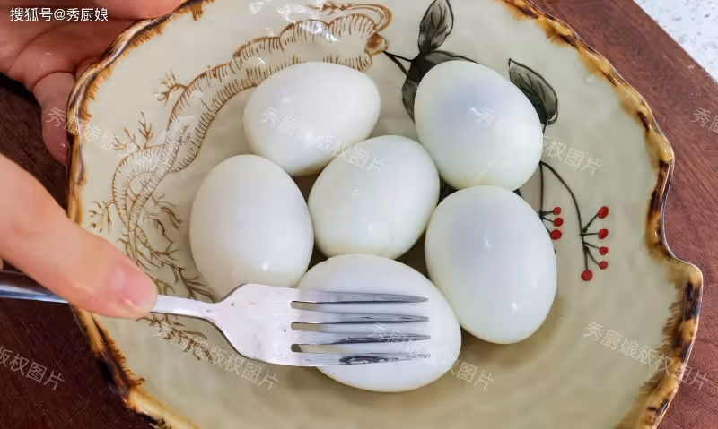 水煮蛋,最忌冷水下鍋煮!教你正確做法,雞蛋鮮嫩,一碰殼就掉!